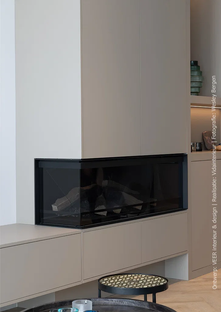 Haardmeubel in UB05 Talco, een ultra mat decor dat met een lichte tint een rustige en neutrale basis creëert.