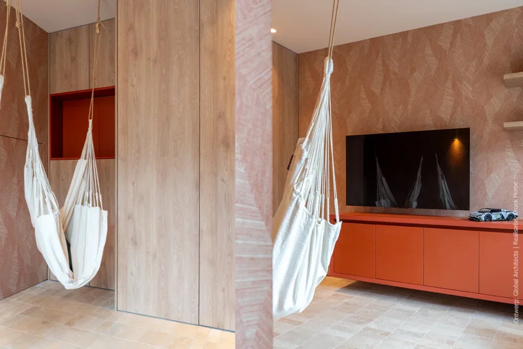 Warme terratint en natuurlijk hout in een moderne speelkamer