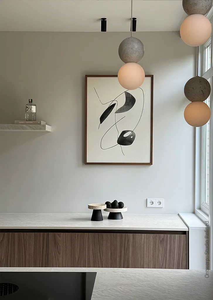 Warm lichtbruin walnootdecor LS13 Poro Noce toegepast op de hoge en lage kasten van een moderne keuken met een licht kookeiland