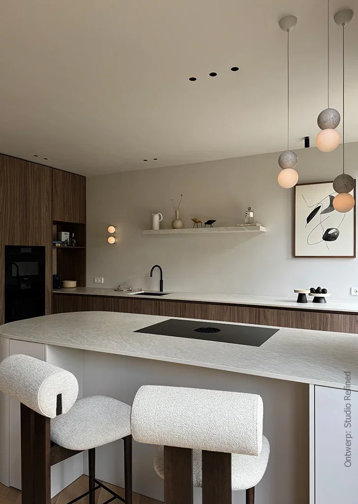 Warm lichtbruin walnootdecor LS13 Poro Noce toegepast op de hoge en lage kasten van een moderne keuken met een licht kookeiland