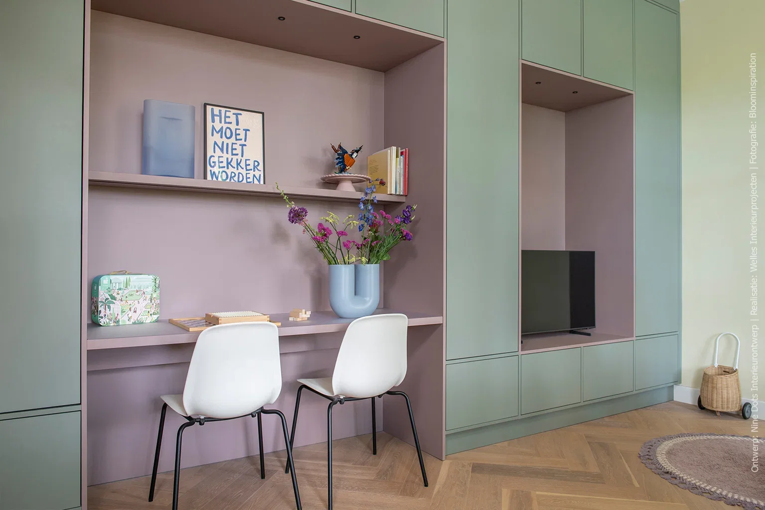 Maatwerk interieur met zacht grijsgroene UB25 Ovatta kasten en oudroze UB50 Ovatta nissen, met een geïntegreerde werkplek en tv-meubel