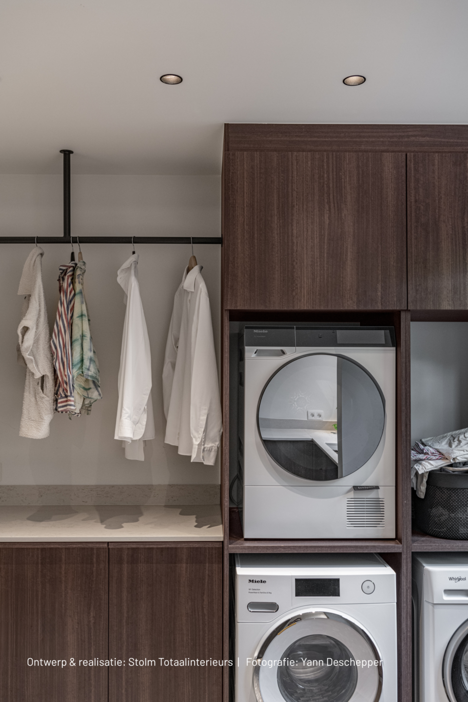 Detail van maatwerkkasten in LR29 Sablé met geïntegreerde wasmachine en droogkast in de berging