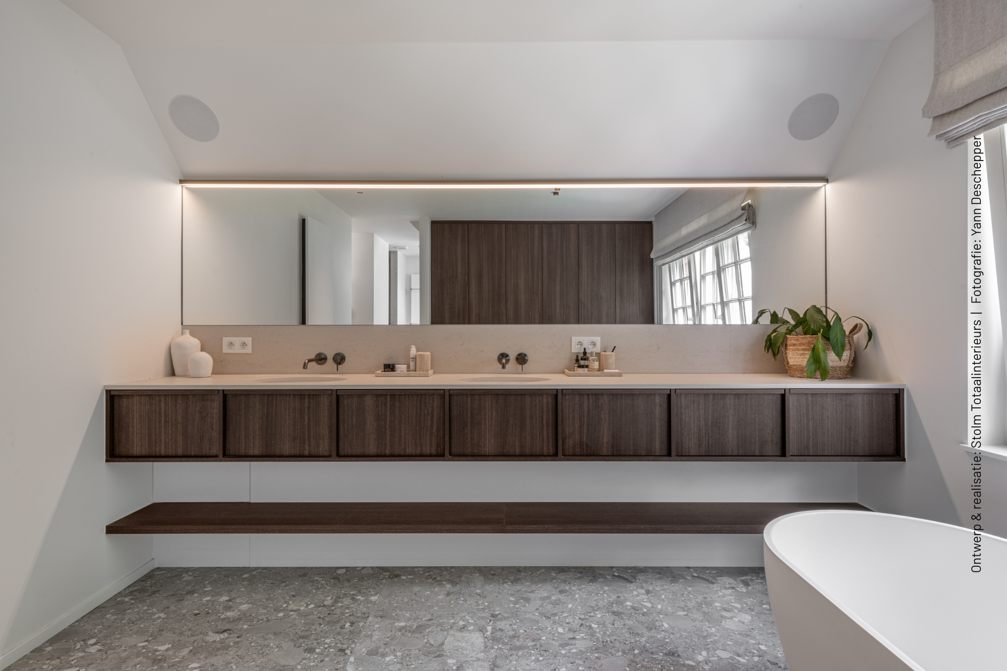 Badkamer met zwevend maatwerk in LR29 Sablé, dubbele wastafel en grote spiegel