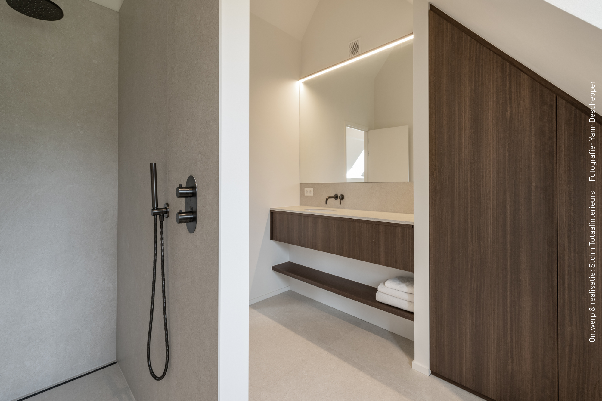 Badkamer met zwevend dubbel wastafelmeubel en hoge maatwerkkast in donkerbruin LR29 Sablé, gecombineerd met een licht werkblad.