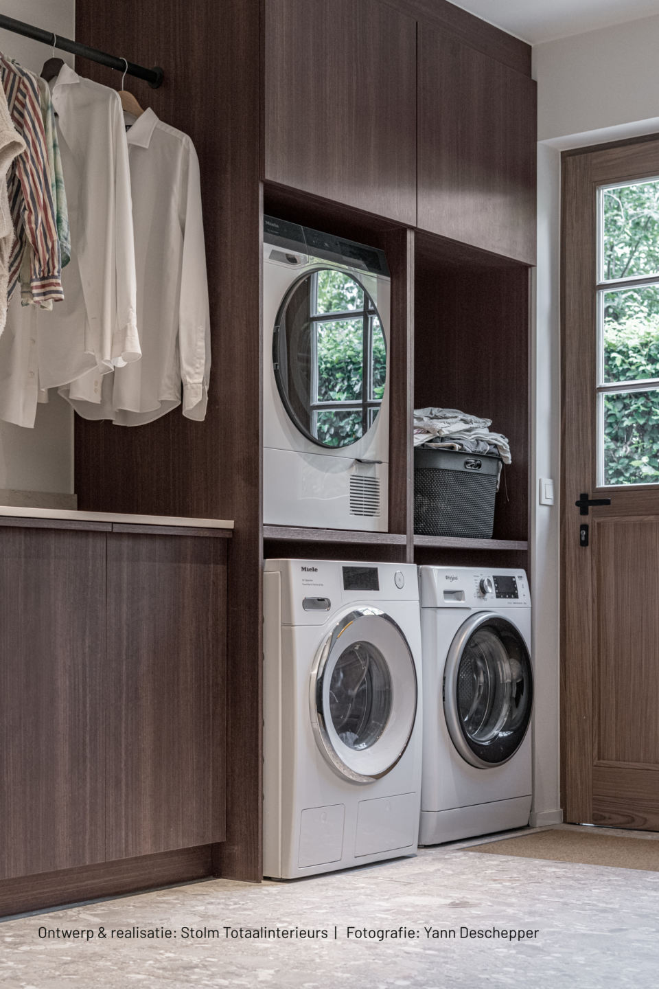 Detail van maatwerkkasten in LR29 Sablé met geïntegreerde wasmachine en droogkast in de berging