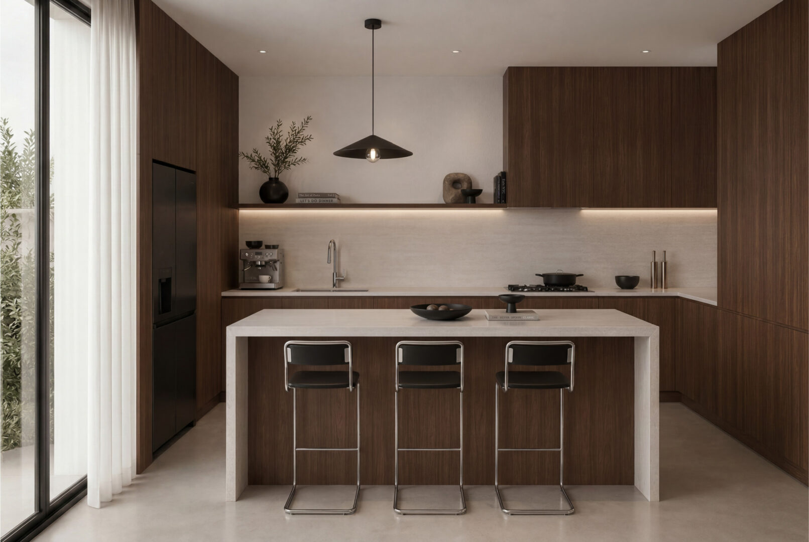 Luxe keuken met S225 Annara houtdecor, DM5001 Niagara solid surface en een vrouw die met subtiele bewegingsonscherpte langs het kookeiland loopt. De ruimte heeft een rustige, hoogwaardige uitstraling met geïntegreerde ledverlichting en veel daglicht.