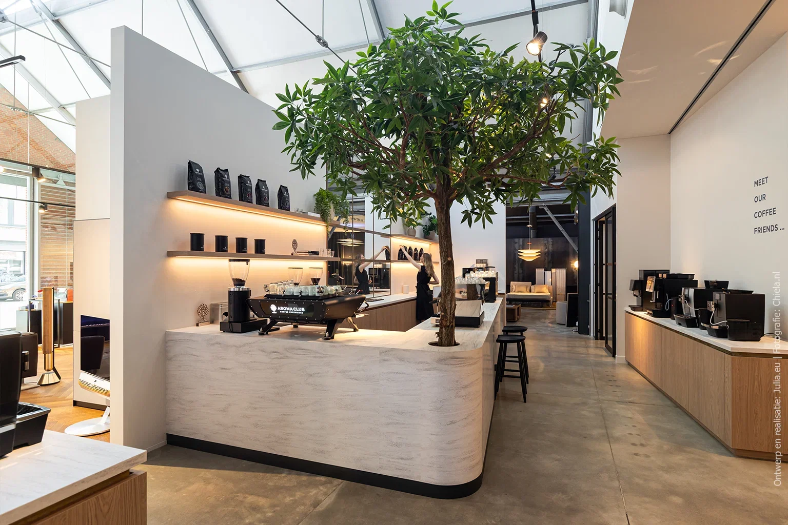 Koffiebar in een koffie-experiencecenter, uitgevoerd in solid surface decor DM5001 Niagara met vloeiende aders in beige, lichtgrijs en fris wit.