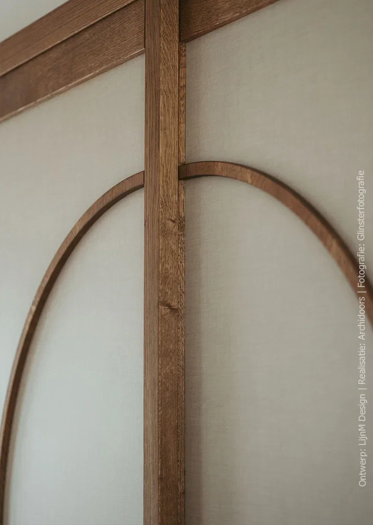 Detailafbeelding van een deur geproduceerd in de linnenstructuur FA44 Penelope van Cleaf, in combinatie met hout.