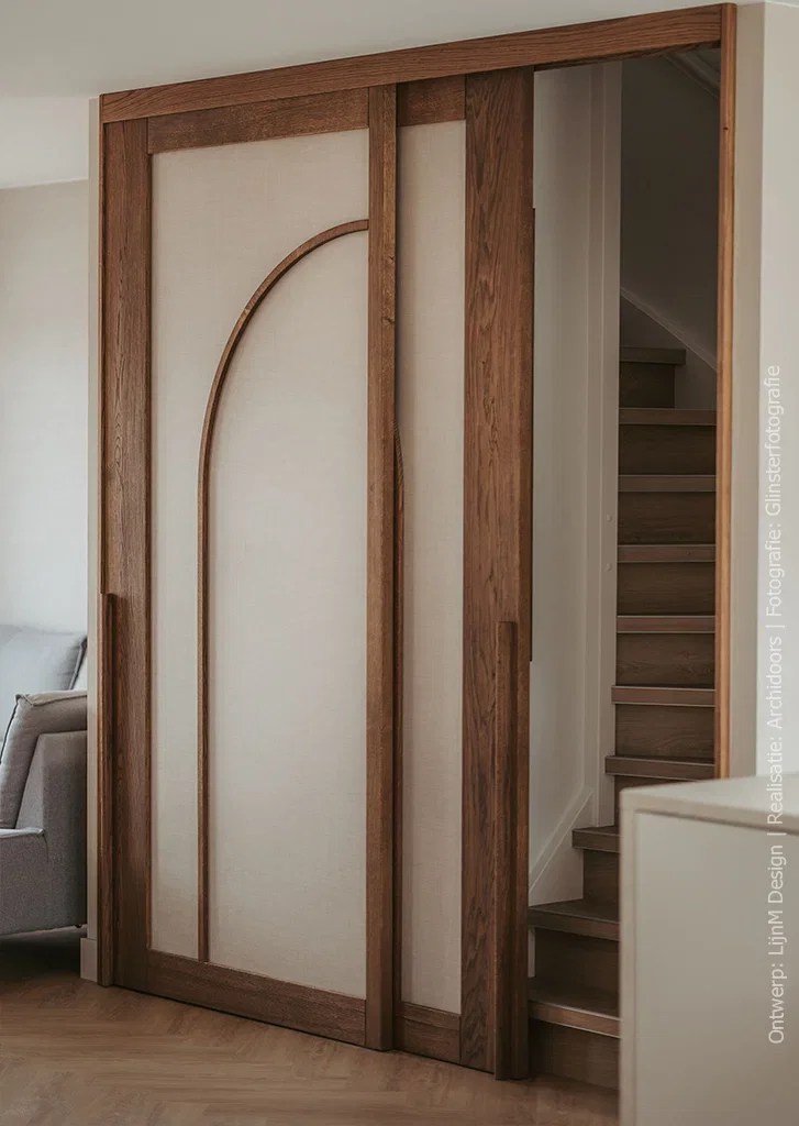 Afbeelding van een deur in de woonkamer geproduceerd in de linnenstructuur FA44 Penelope van Cleaf, in combinatie met hout.