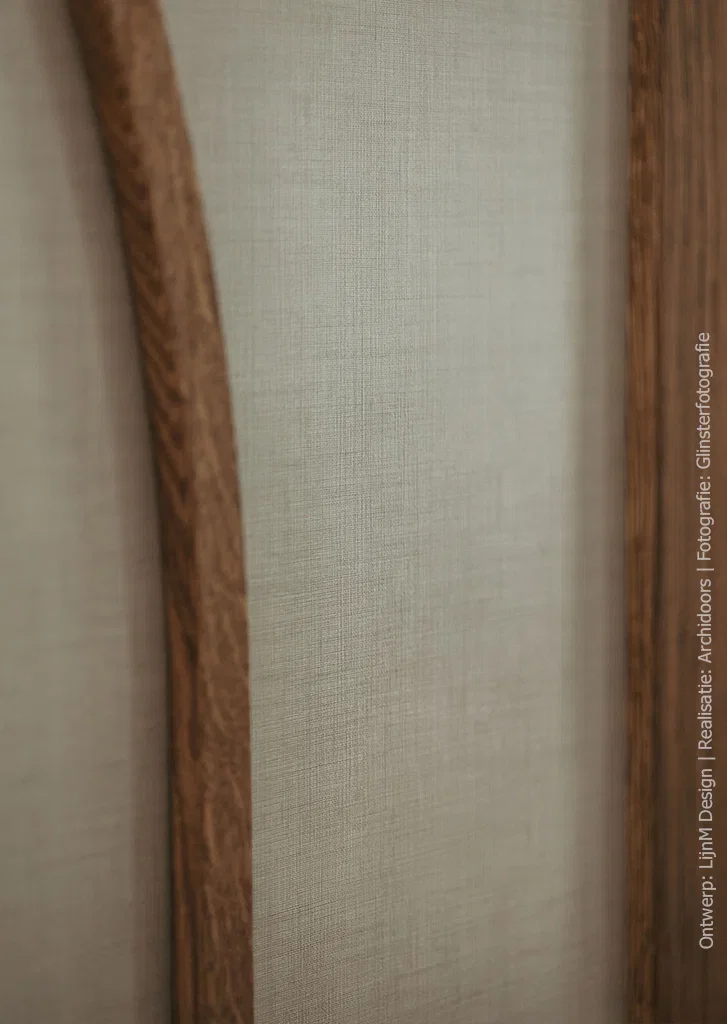 Detailafbeelding van een deur geproduceerd in de linnenstructuur FA44 Penelope van Cleaf, in combinatie met hout.