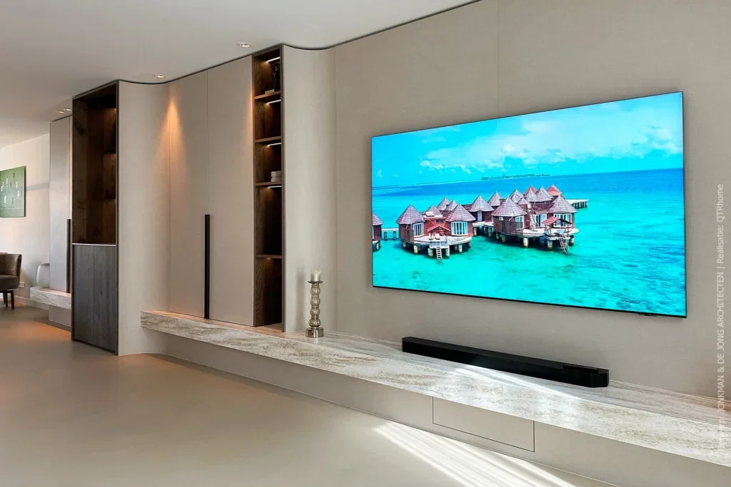 Onyxlook en linnenstructuur in een maatwerk tv-meubel