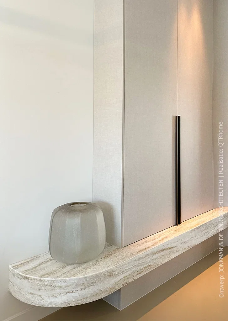 Maatwerk tv-meubel in Cleaf FA44 Penelope met een blad in solid surface decor DM5002 Weathered Wood