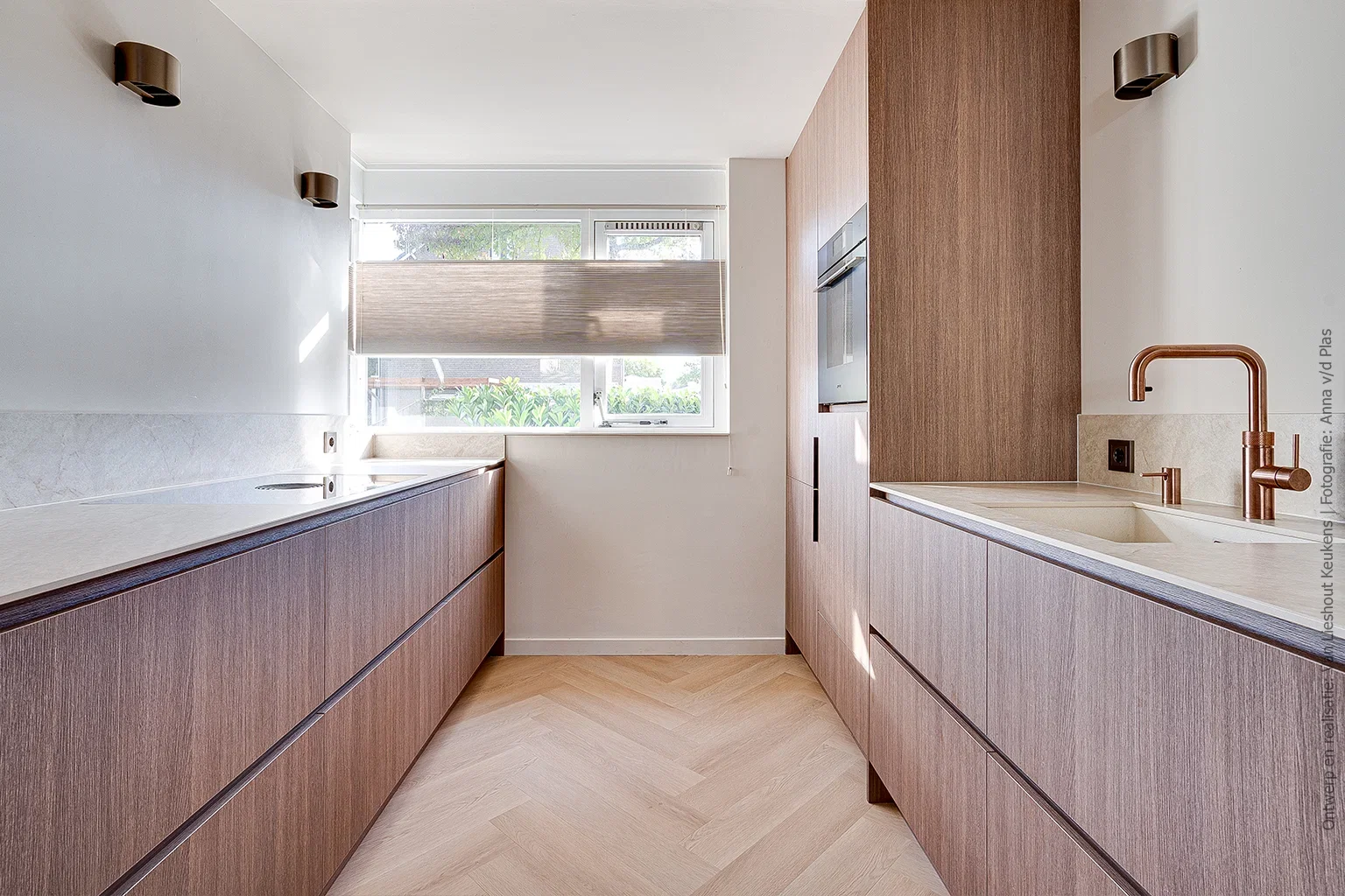 Modern keukendesign in warm notenbruin