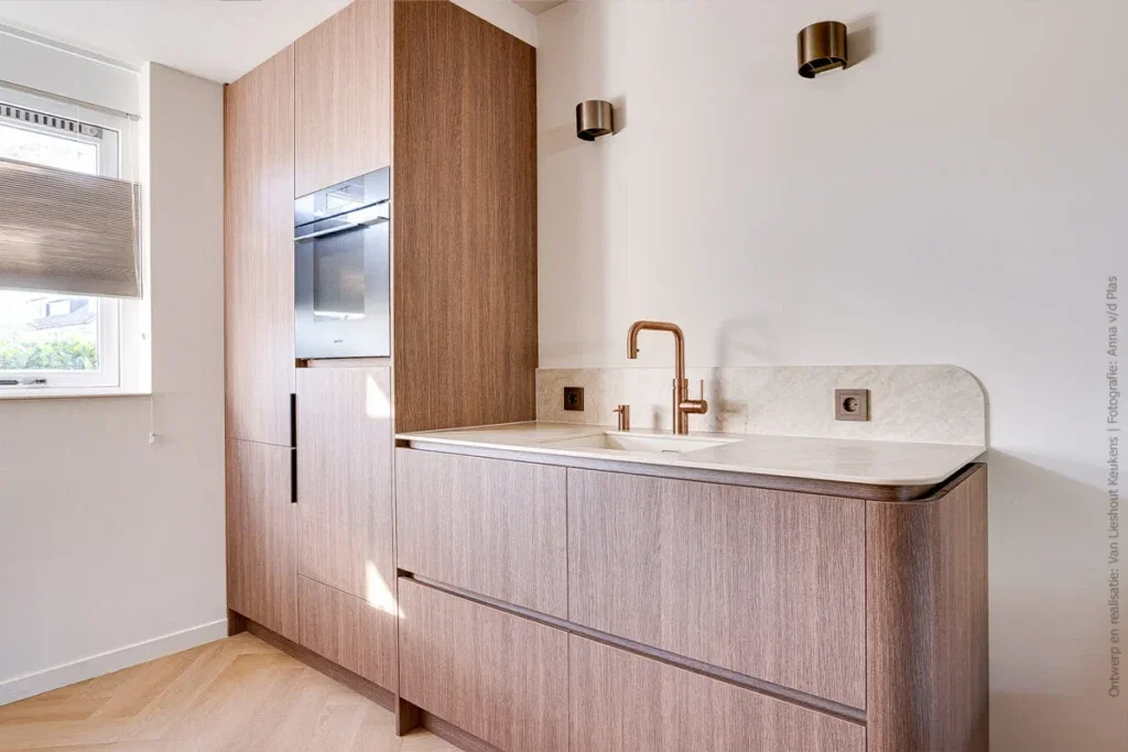 Moderne keuken met warme notenbruine fronten in houttextuur LT10 Matrice