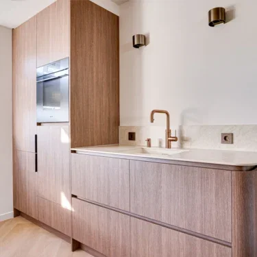 Moderne keuken met warme notenbruine fronten in houttextuur LT10 Matrice