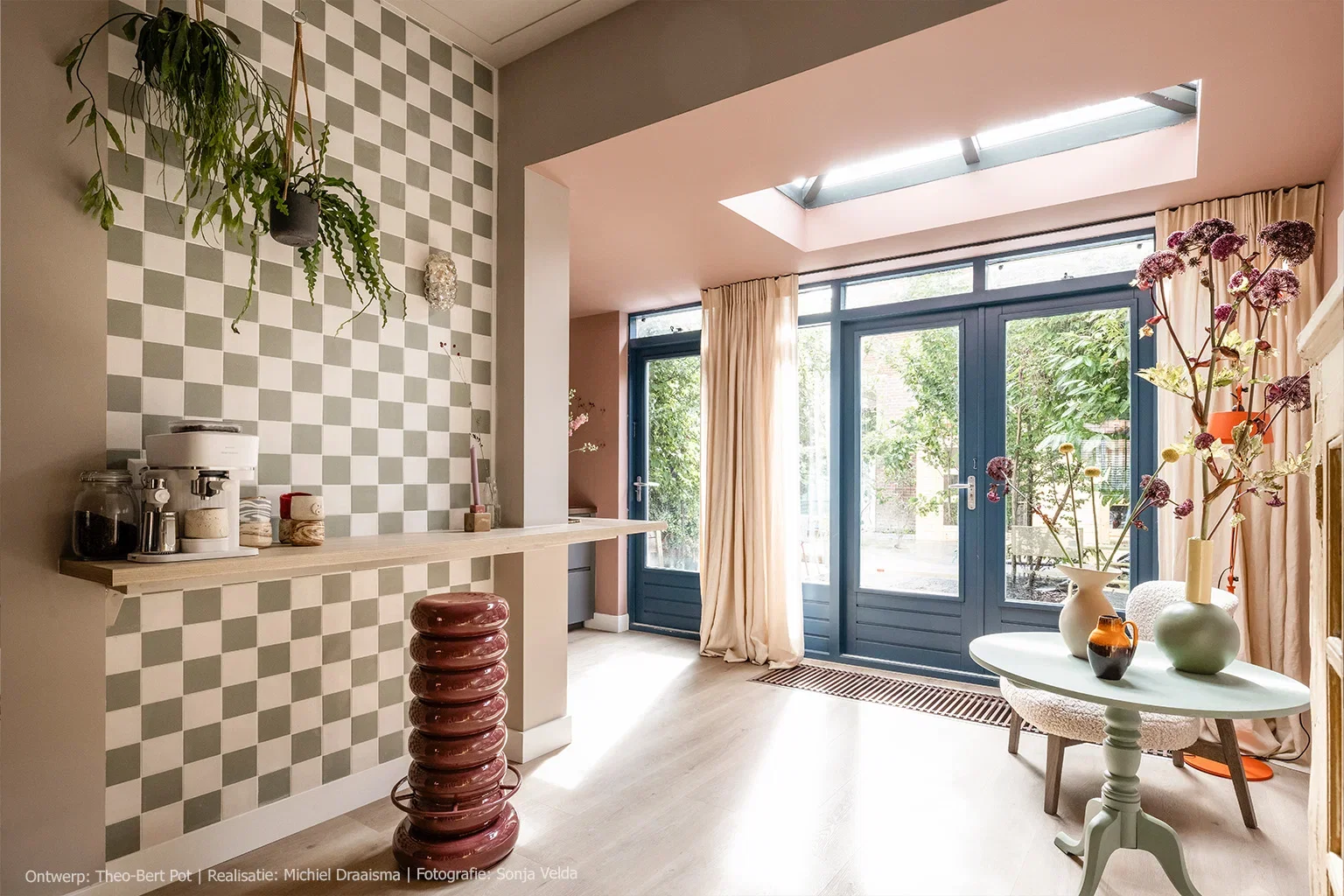 Licht hout geeft een speelse touch bij vtwonen